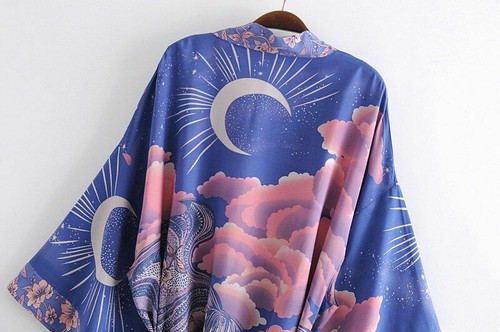 Rosa lila Blumen Mond Himmel Wolkenmuster Boho kurzer Kimono Fledermausärmel Morgenmantel - Bild 4 von 9