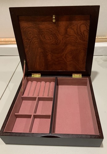 Joyero con marco de madera mancha oscura de 9”x 10” sin marca forrado en terciopelo - Imagen 8 de 11