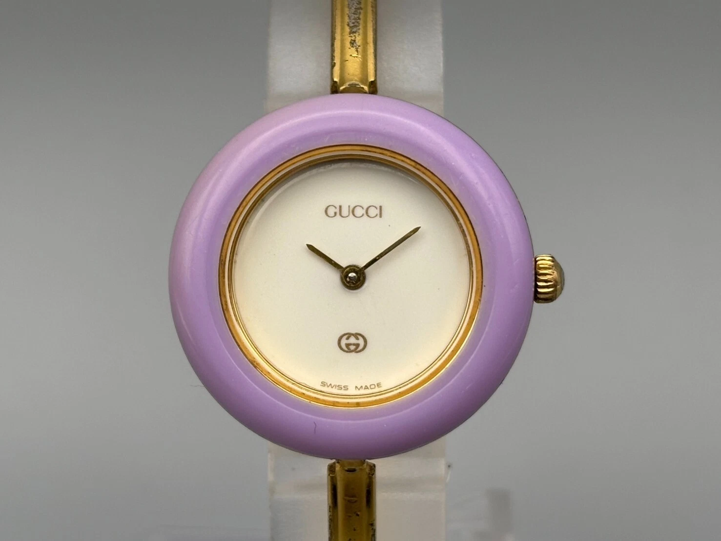 Montre femme Gucci lunette changeante 1100 L cadran doré blanc quartz violet clair