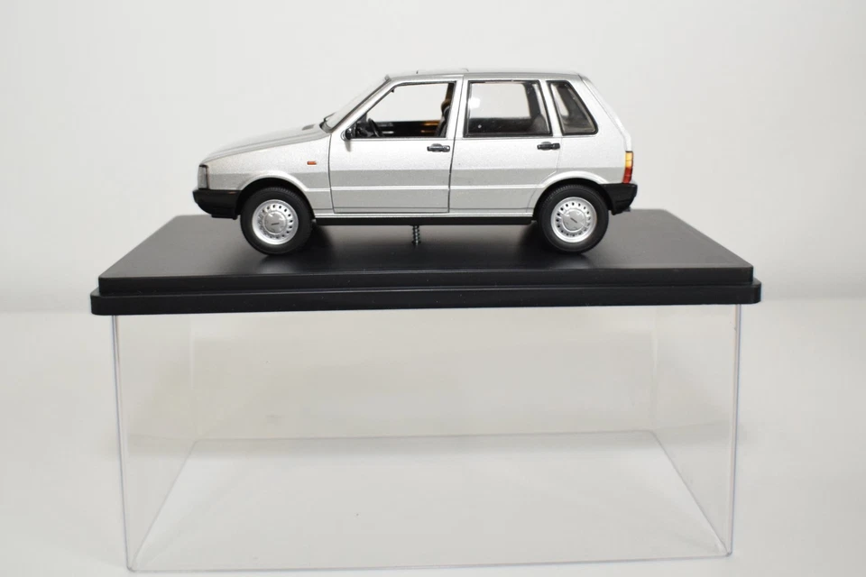B84 1:24 ALTAYA FABBRI QUATTRORUOTE FIAT UNO 55S 55 S MET. GRIS SIN USAR, EN CAJA Foto 2 de 4
