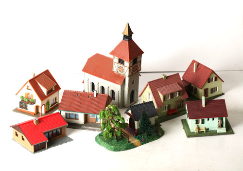 Faller H0 Iglesia, 6 Viviendas y Diorama Capilla con Árbol (349023) | Zustand: Gebraucht