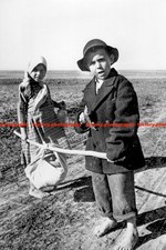 F019372 Children on a street Ethnic Germans from Romania Dobruja Bulgaria 1940s