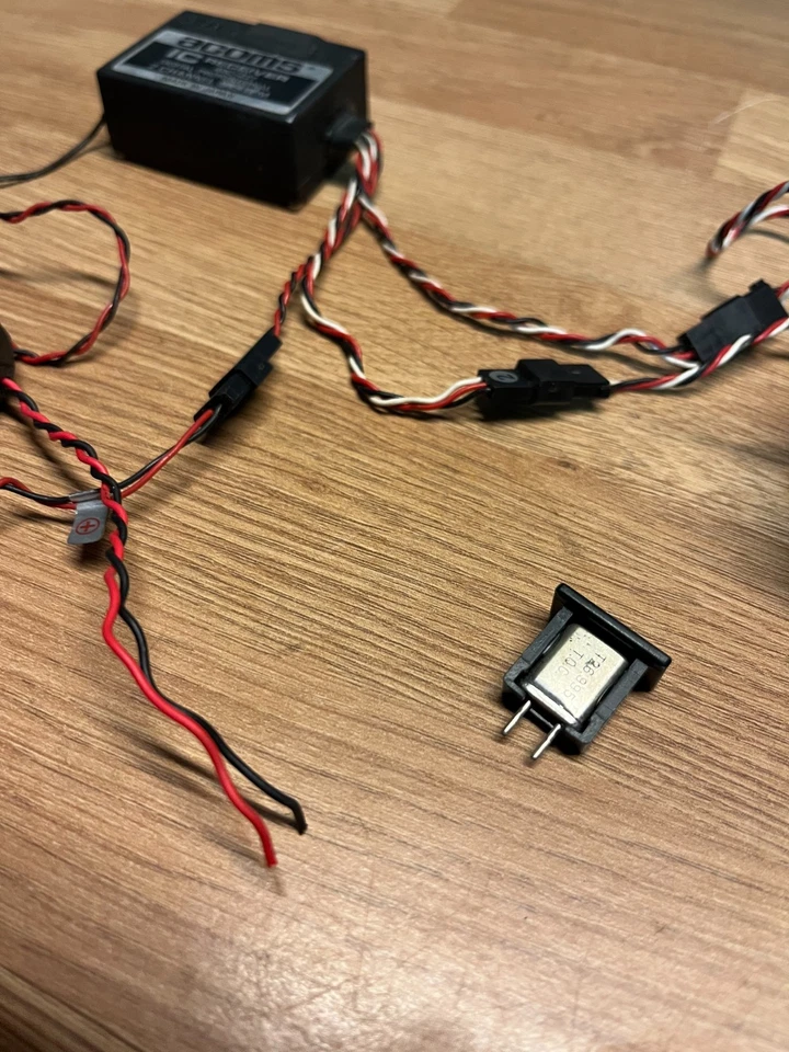 Acoms ARC 227 vintage receiver and servos - Image 3 of 4