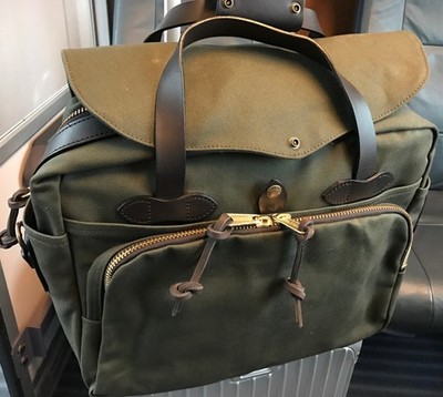 Filson rugged twill padded computer bag Farbe: Otter green