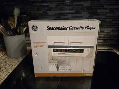 New Vintage GE Spacemaker Undercabinet AM/FM Clock Radio 7-4230 New In Box