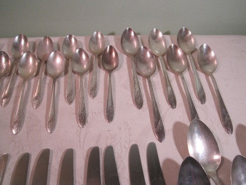 Lot of 43 Oneida Community Tudor Plate Silverware with Rose Flower Pattern - Picture 7 of 15