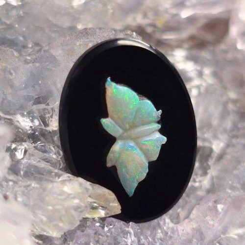 Asteré Coober Pedy Crystal Opal 0.50ct w/Carving Obsidian Backing (w/ inclusion) - Bild 2 von 7