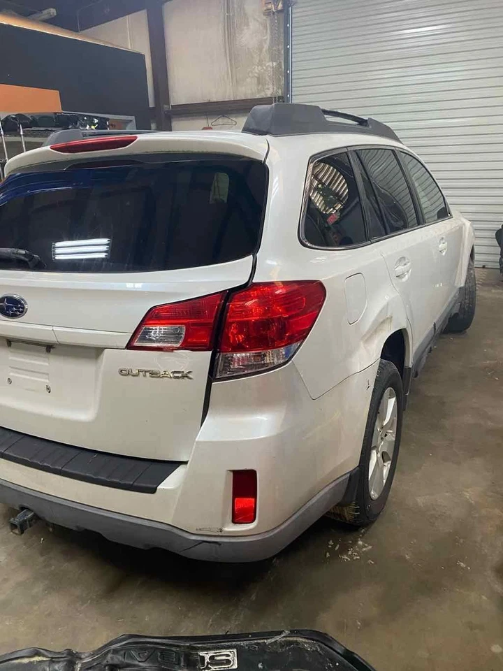 SE ADAPTA A 10-14 SUBARU LEGACY SW 2.5 maletero tapa puerta trasera blanca extendida sin luces traseras Foto 2 de 4