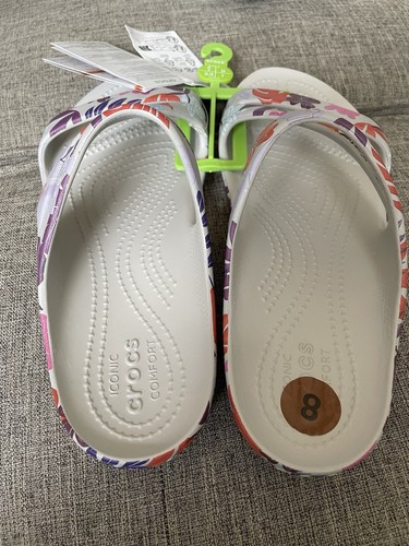 Sandali Crocs Kadee 11 iconici comfort tropicali floreali slip on con cinturino W8 nuovi con etichette - Foto 3 di 8
