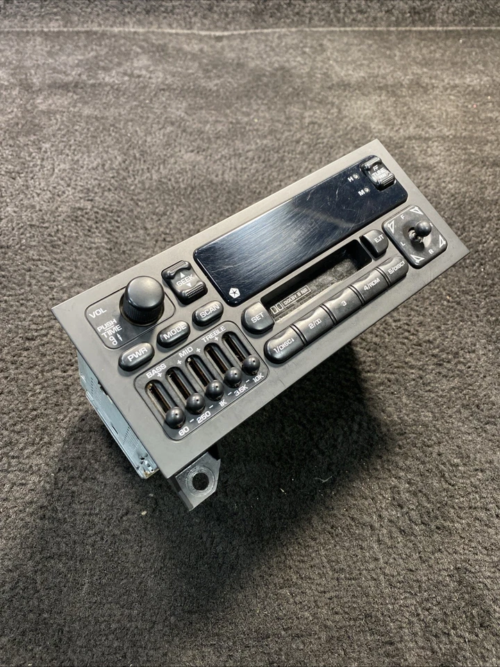 Jeep Grand Cherokee 1996 estéreo AM/FM radio reproductor de casete unidad OEM P04704386AC Foto 2 de 4