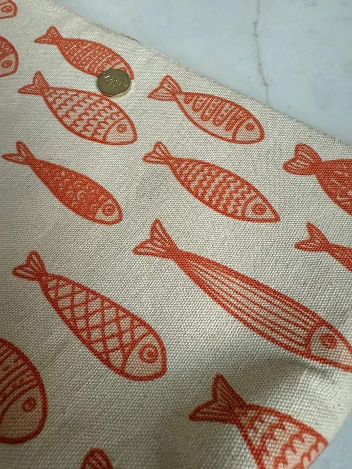 Bolsa de cosméticos grande marca de diseñador Dabney Lee naranja estampado de peces preppy Foto 3 de 4