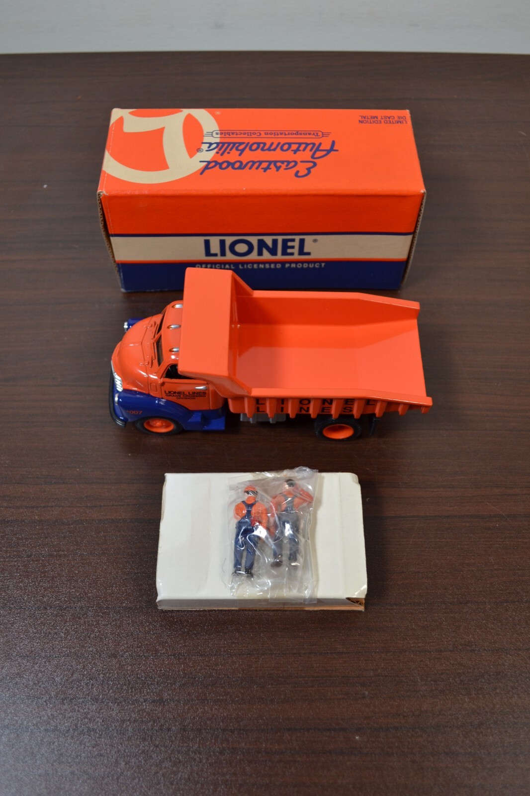 Lionel Lines Ertl H069 343500 Lionel Diecast Dump Truck + Metal Figures