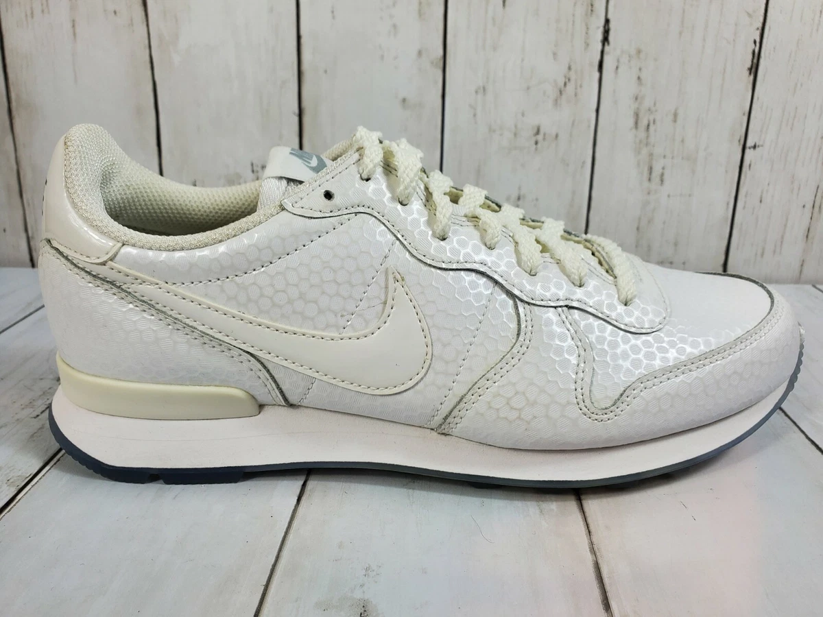 Wmns internationalist premium 2025