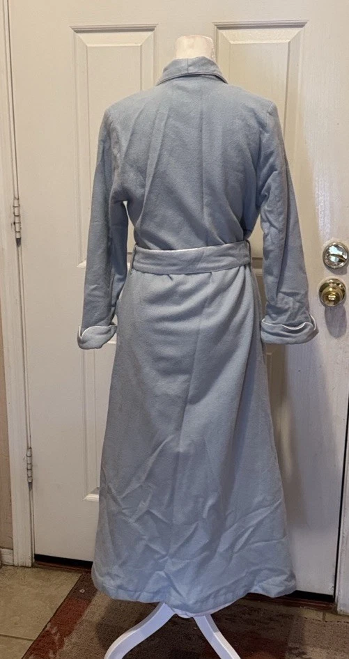 "Bata 100 % cachemir azul con cinturón forro de seda 17"" P2P 50"" longitud usada en excelente estado XS original $1960" Foto 4 de 4