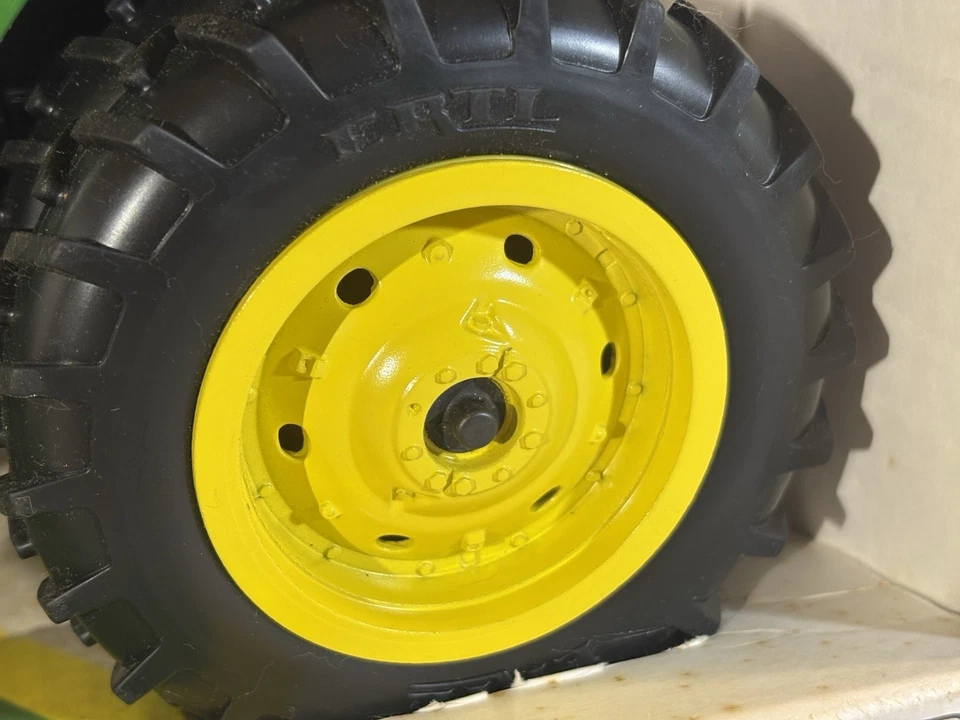 TRACTOR AGRÍCOLA JOHN DEERE 1:16 con tracción multifunción y doble fundición a presión 7800 con caja Foto 2 de 4