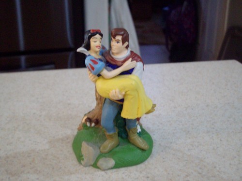 Figura de PVC Blancanieves Lil Classics of Prince sosteniendo Disney Store - Imagen 8 de 9