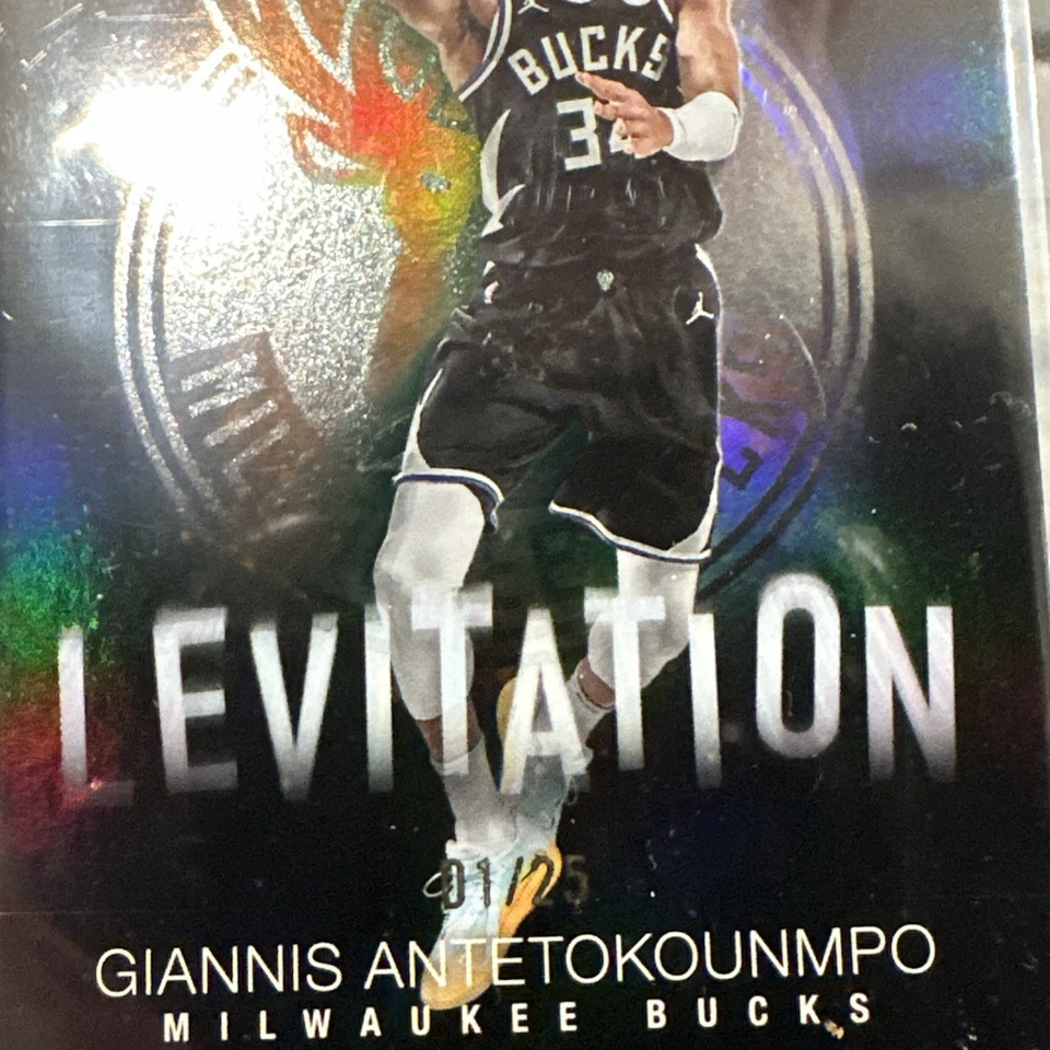 2025 Topps NBA GIANNIS ANTETOKOUNMPO SSP Orange Levitation # 1/25 sujetalibros Foto 4 de 4