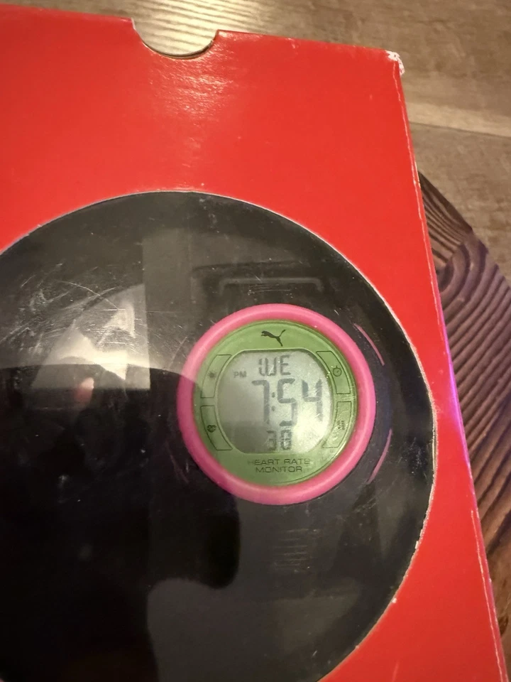 Monitor de ritmo cardíaco digital Puma rosa negro/caucho PU910541008 PRECIO DE VENTA SUGERIDO POR EL FABRICANTE 85 $ Foto 2 de 4