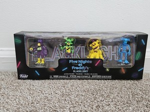 Five Nights at Freddy's ブラックライト フィギュアセット Amazon.com