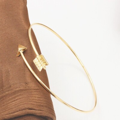 Offenes Armband mit goldenem Pfeil
