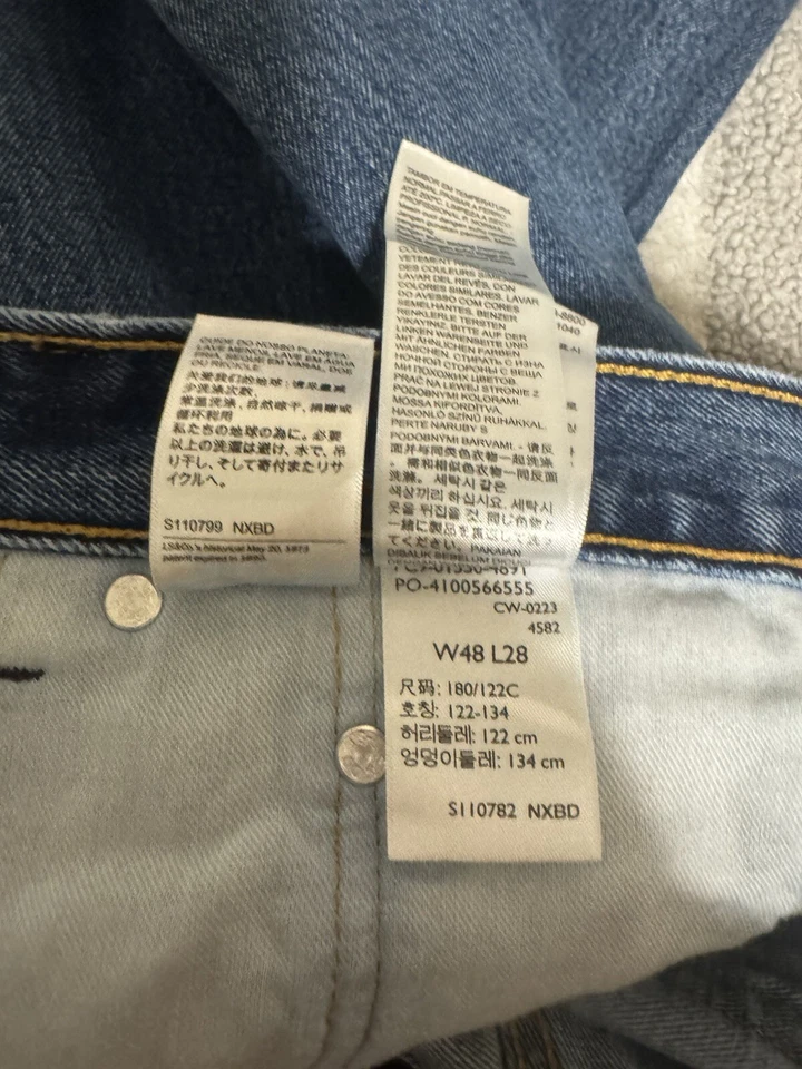 Levi's 550 Size 48x28 Medium Wash Relaxed Fit Jeans - EUC - Image 3 of 4