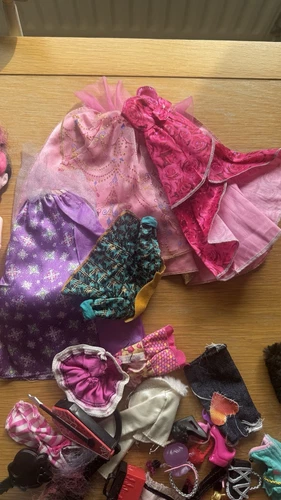 Monster High Muñecas Paquete x20 Accesorios Ropa Mascotas Figuras Raras - Imagen 18 de 21