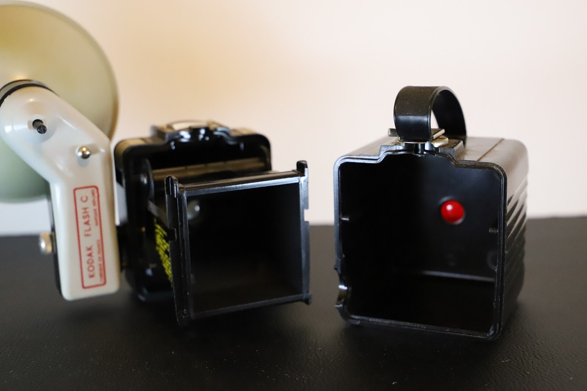 Appareil photo vintage Kodak Brownie Flash avec sa sacoche en