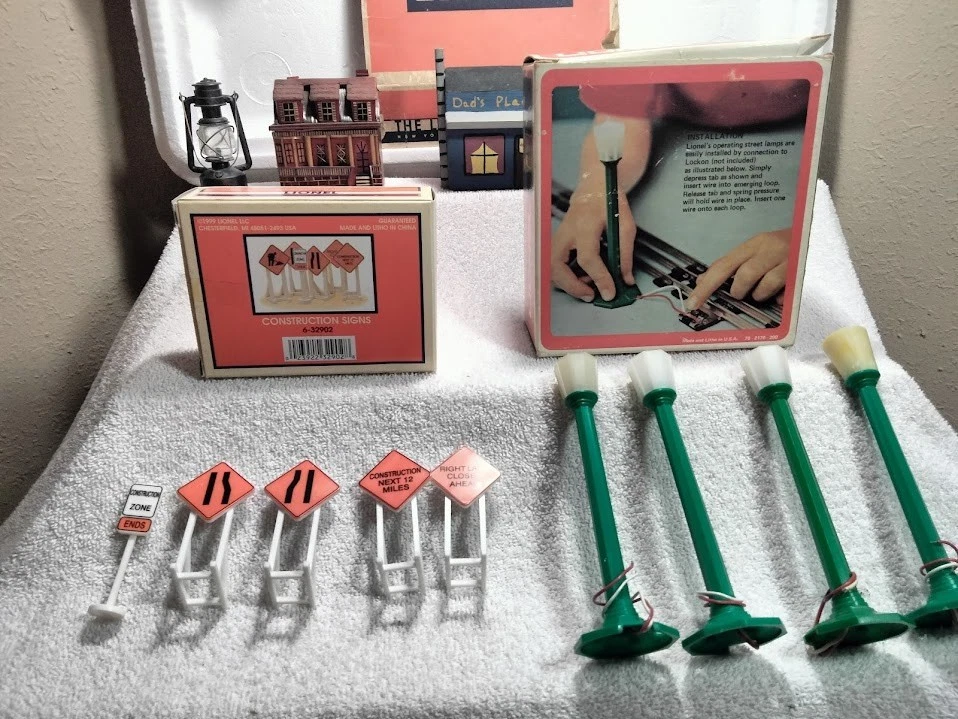LIONEL O GAUGE CONSTRUCTION SIGNS # 6-32902 & OPERATING STREET LAMPS # 6-2170 - Image 4 of 4