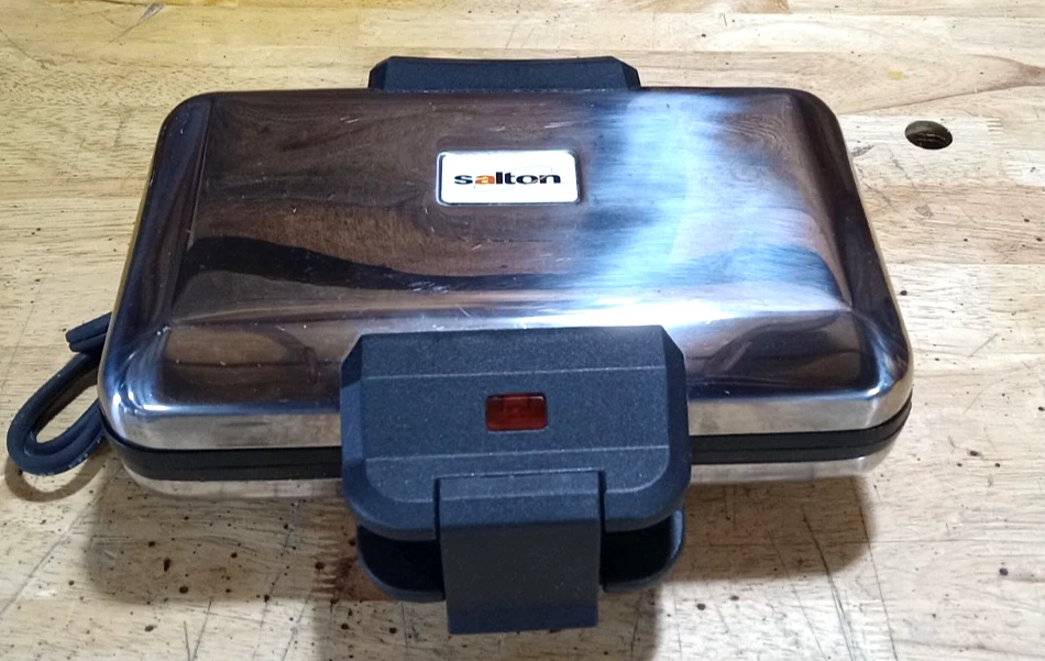Salton Electric Snack and Sandwich Maker SA-15 120V