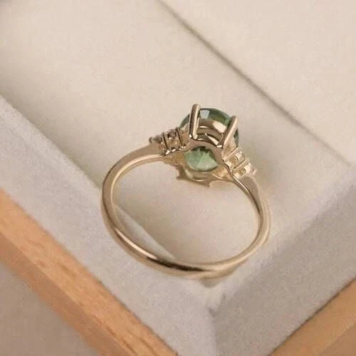 Alianza solitario de alejandrita simulada de 2 quilates corte ovalado enchapado en oro amarillo de 14 quilates Foto 4 de 4