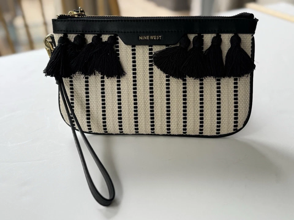 Muñequera con borlas Nine West The Astoria crema negra Preppy Resort Sorority Foto 2 de 4