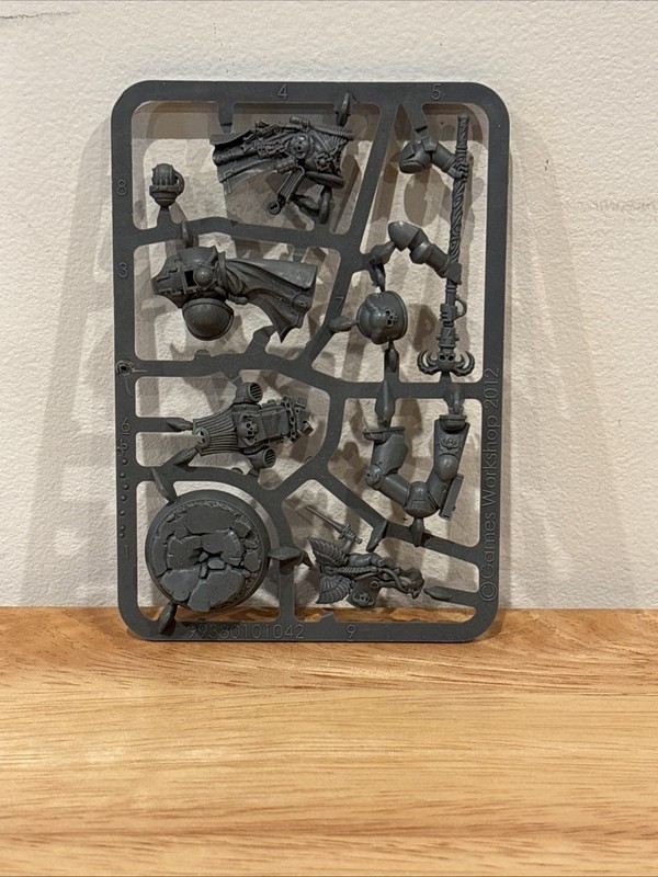 Warhammer 40K FIRSTBORN SPACE MARINE LIBRARIAN WITH CHERUB New On Sprue OOP