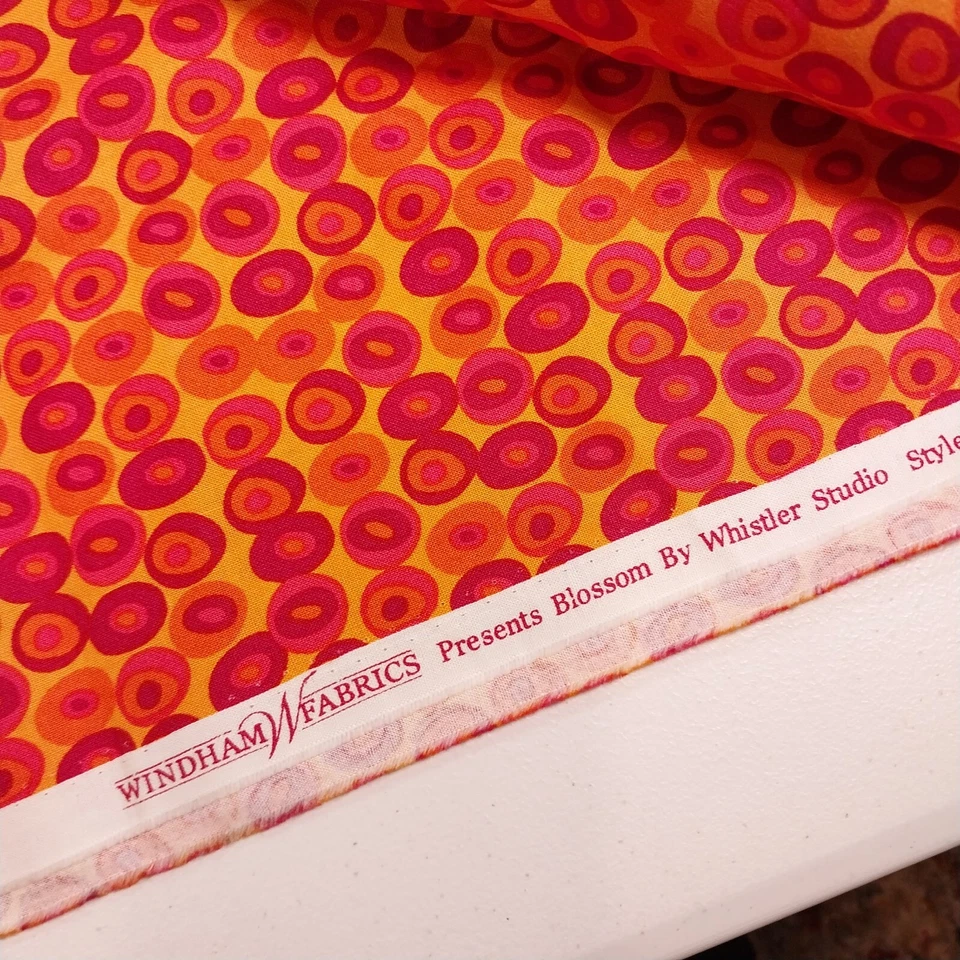 Telas brillantes Whistler Studio Windham de 1 yarda de flor 33261 rosa y naranja círculos Foto 3 de 4