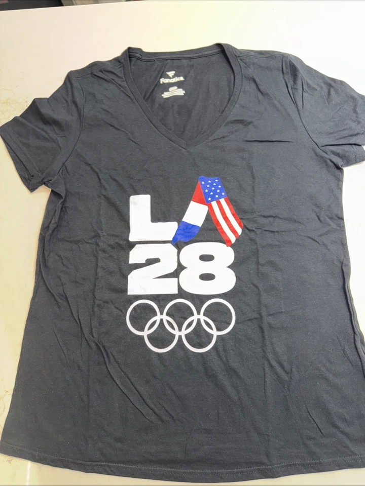 Camiseta Los Angeles LA 2028 Juegos Olímpicos de Verano Cuello en V Mujer’s Grande Negra Fanáticos Foto 2 de 4