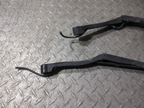 97-04 2004 C5 CORVETTE CONVERTIBLE Pair LH & RH Windshield Wiper Arms W/ Blades - Picture 2 of 8
