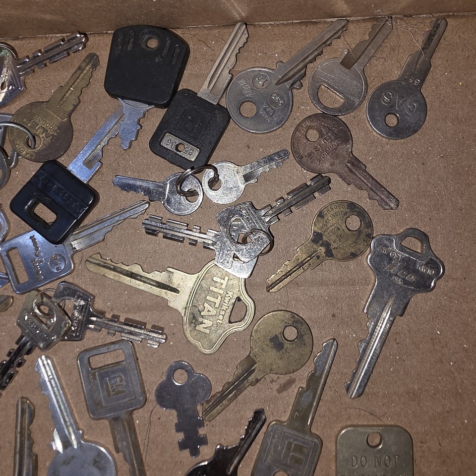 Huge Lot Of 130 Misc. Keys 2 Pounds Random Storage Find | eBay