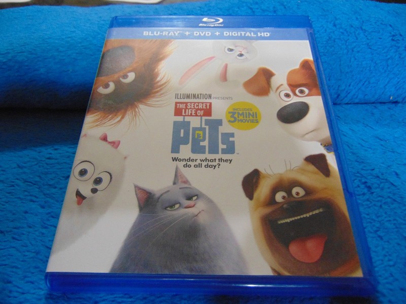 THE SECRET LIFE OF PETS INCLUDES 3 NEW MINI MOVIES-BLU-RAY & DVD DISC.