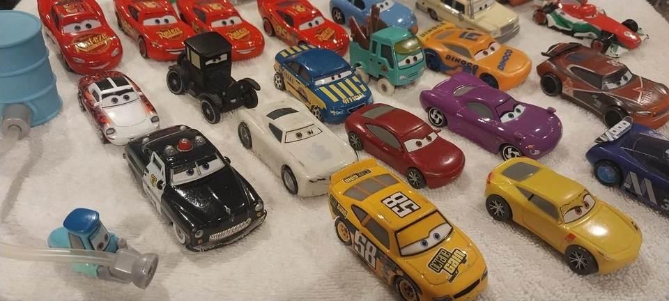 Lote de 27 coches diecast y de plástico Disney Pixar Foto 3 de 3