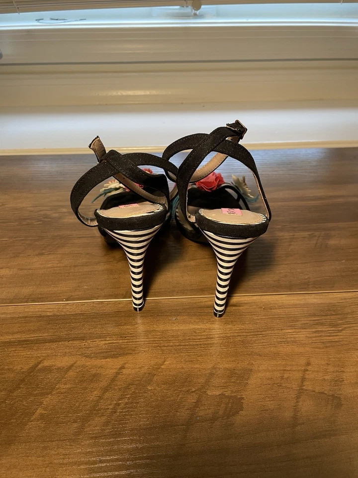 Betsey Johnson Heels With Floral Accent. Size 7.5 Pre-owned Condition - Image 4 of 4