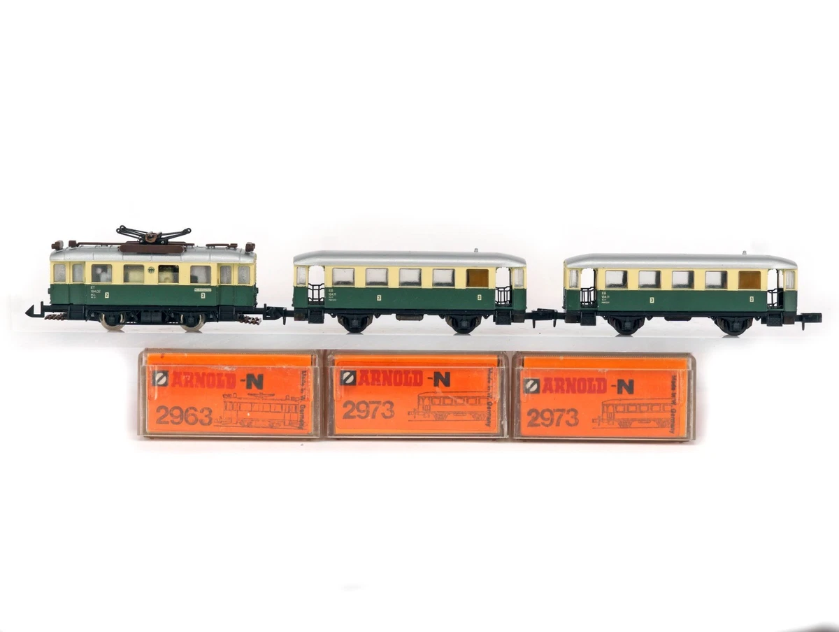 Train Arnold échelle N - Locomotive Réf 2963 + 2 Wagons 3e Classe Réf 2973