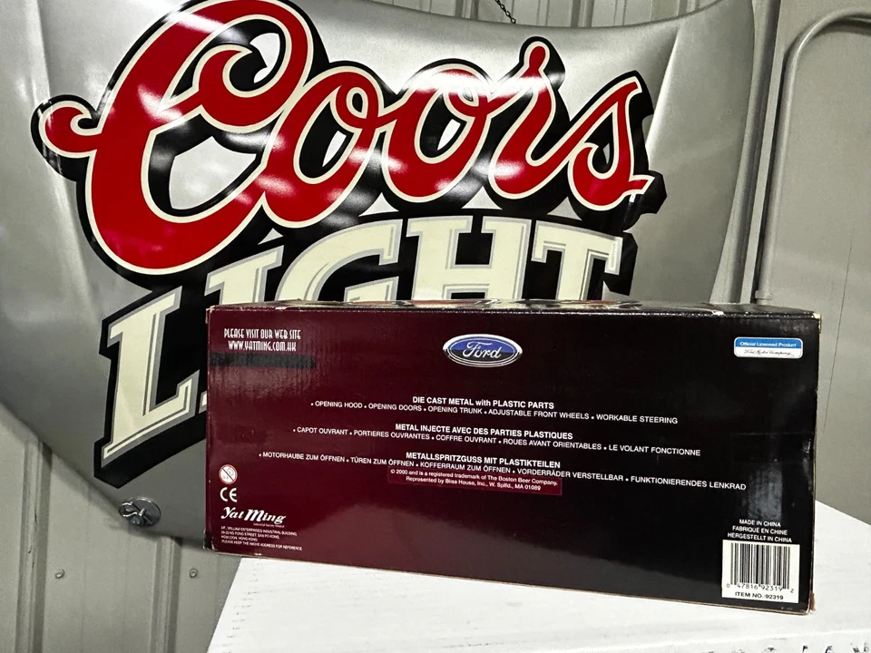 道路签名 1959 年福特 F250 塞缪尔·亚当斯特别版 1: 18 比例模型  — 第 4/4 张图片