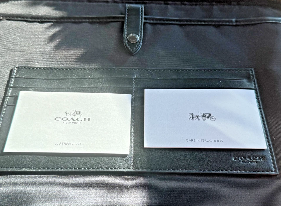 Cartera de negocios COACH de cuero granulado azul marino con cremallera doble pliegue para tabletas y más Foto 3 de 4