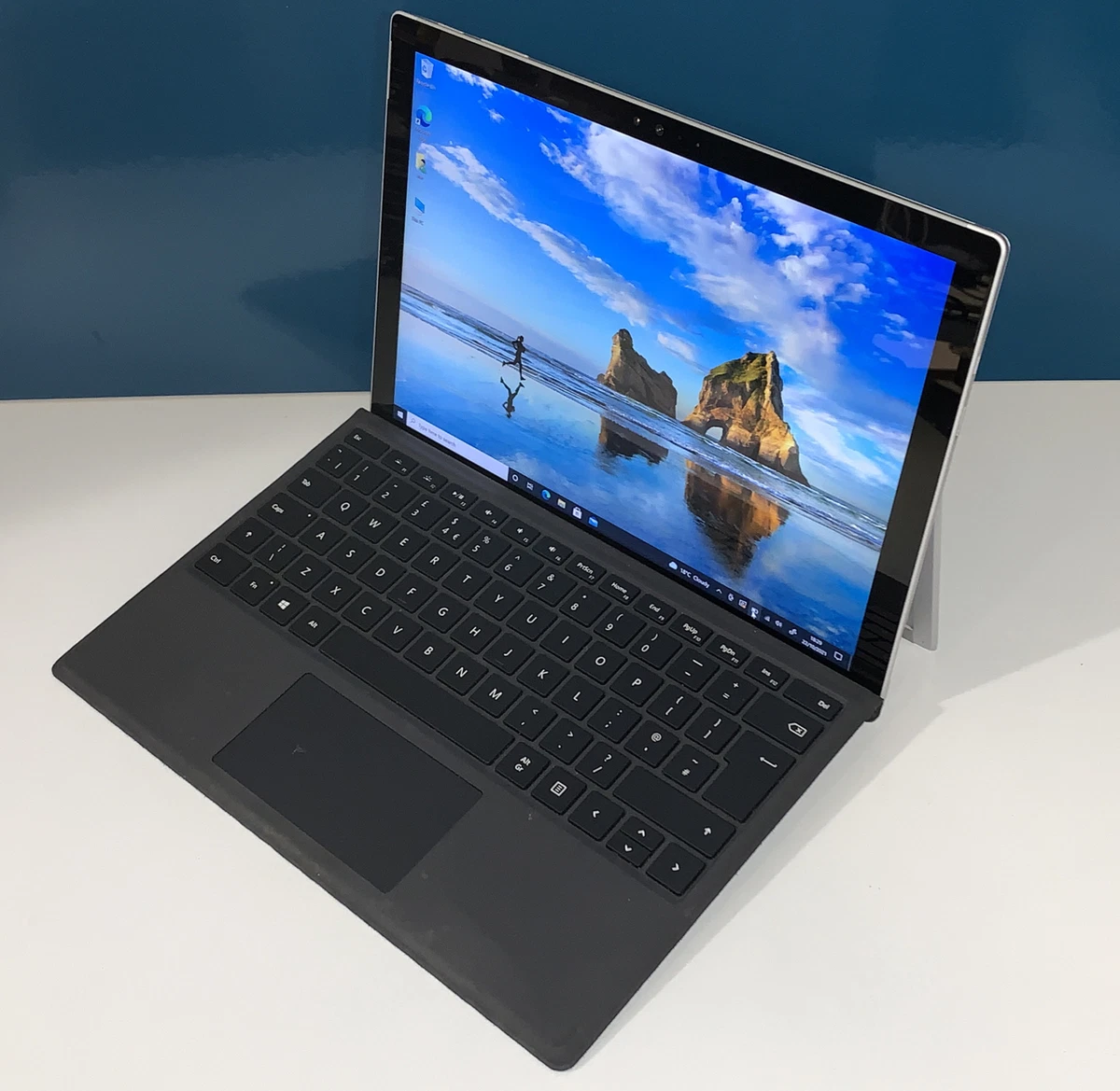 Microsoft Surface Pro 4 1724 Intel i5 6300U 2.40GHz 8GB 256GB SSD 12.3