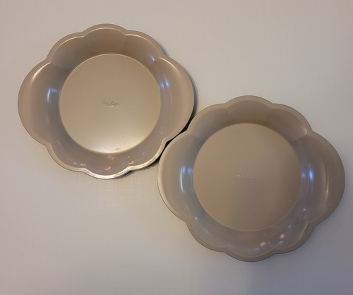 Wilton Table Serve Oval/Round Tin Non Stick Scalloped Edge Brown Set of 2 - Picture 2 of 6