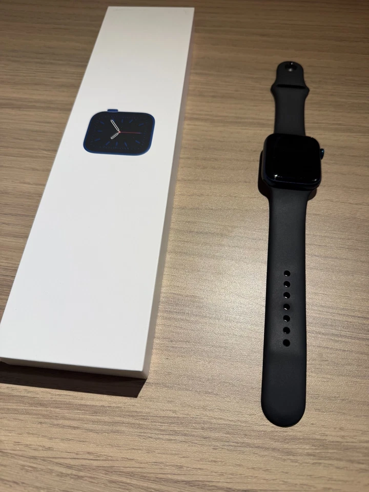 Apple Watch Serie 6 GPS 44mm Cassa in Alluminio Blu con Cinturino Sportivo Deep - Immagine 4 di 4