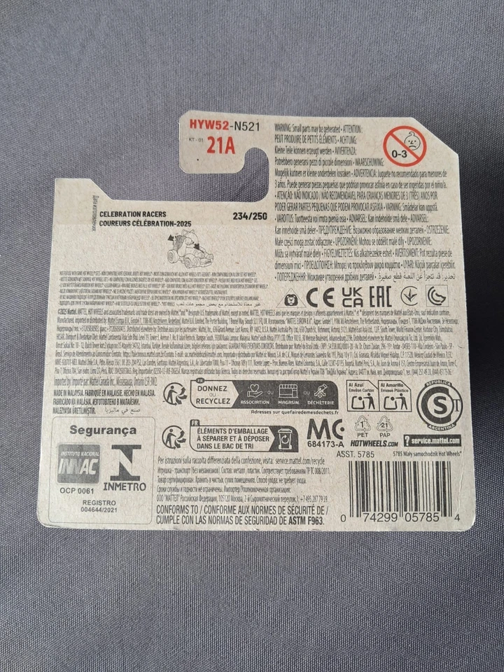 Hot Wheels 2025 Celebration Racers Feline Lucky Factory Error falta brazo de gato Foto 4 de 4