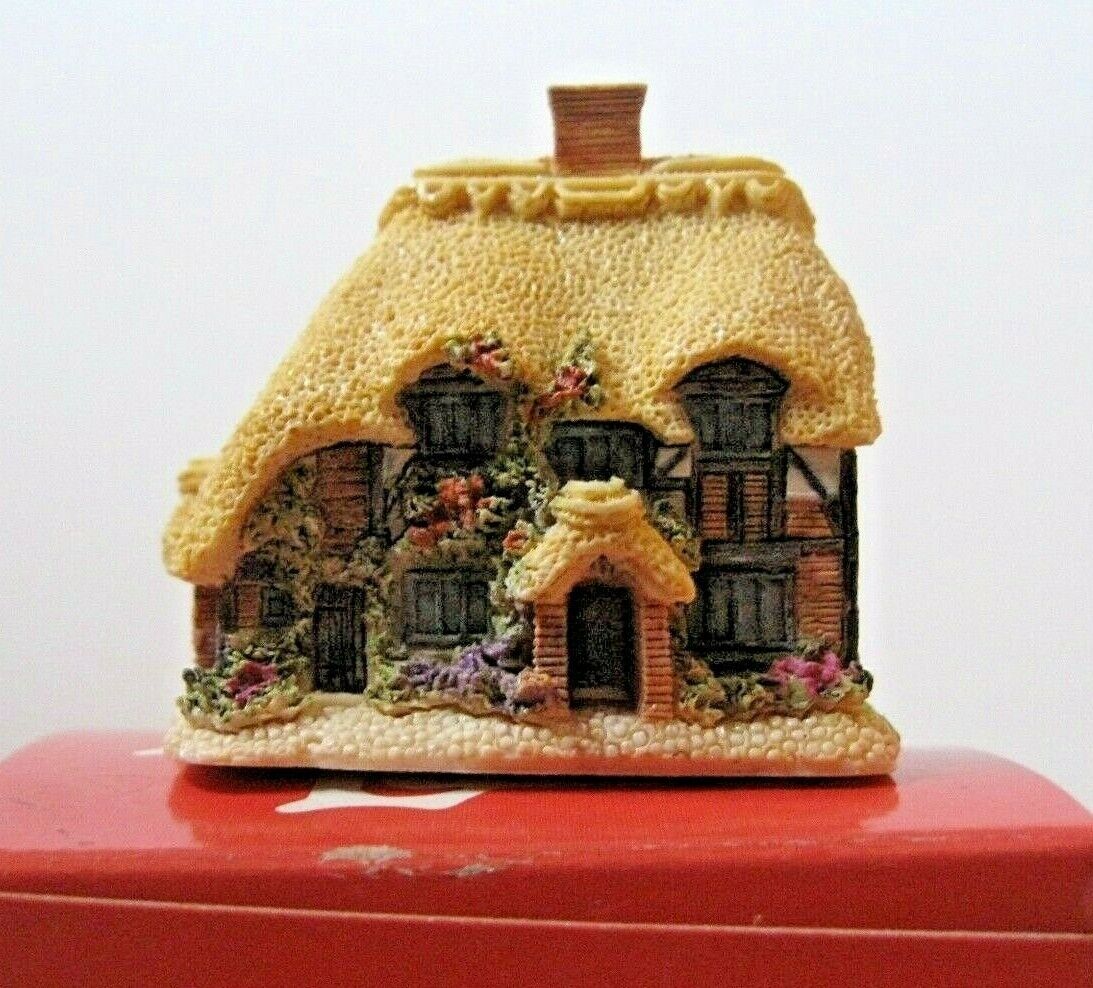 Lilliput Lane - Honeysuckle Cottage Lilliput Lane - Honeysuckle Cottage