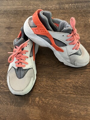 gray and coral nike shoes