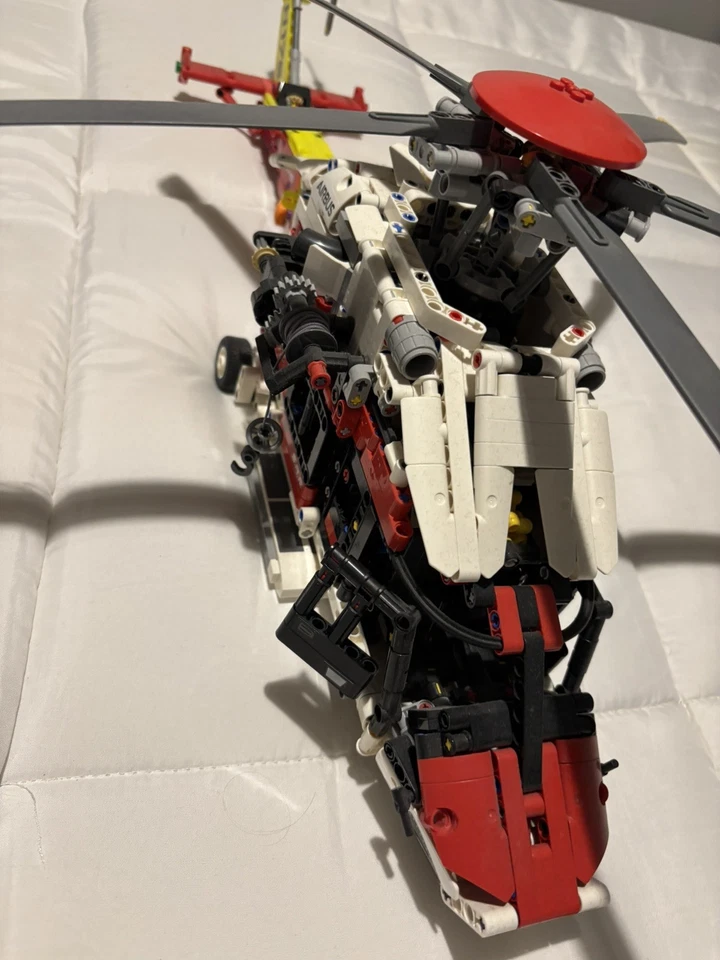 LEGO Technic 42145 Airbus H175 Rescue Helicopter, photo 2 of 5