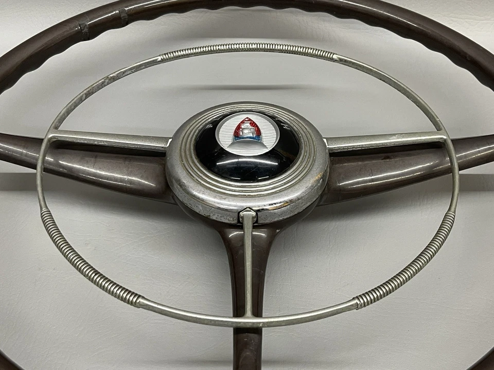 Volante original do fabricante Plymouth P15 Special Deluxe 1946–1948 - Imagem 2 de 4